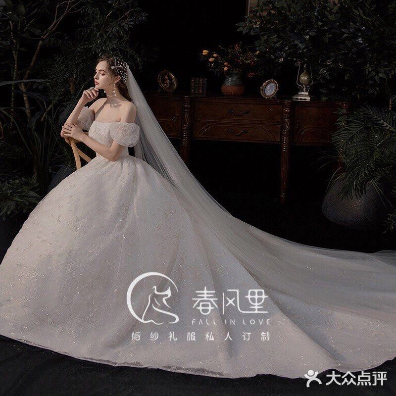 灯光的镜头是你纯色的裙摆