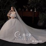 灯光的镜头是你纯色的裙摆