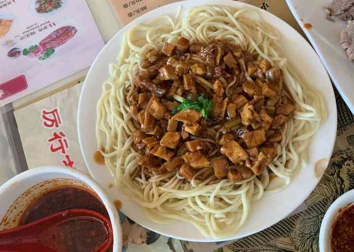 顺张黄面馆-"怎么说呀. 感觉服务员一直在推销菜嘿. .