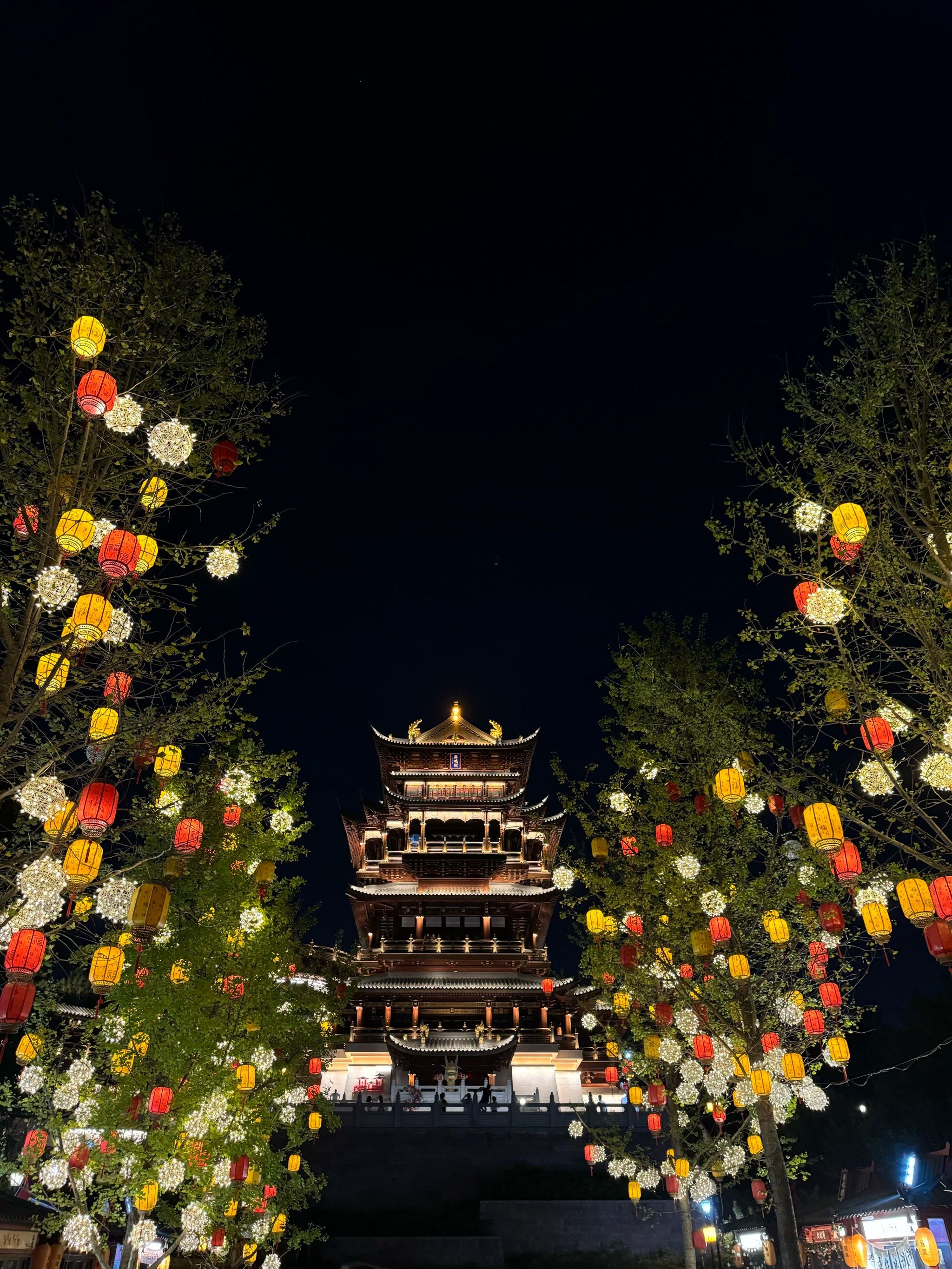 夜晚灯火通明