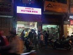 -Bánh Mì Huynh Hoa