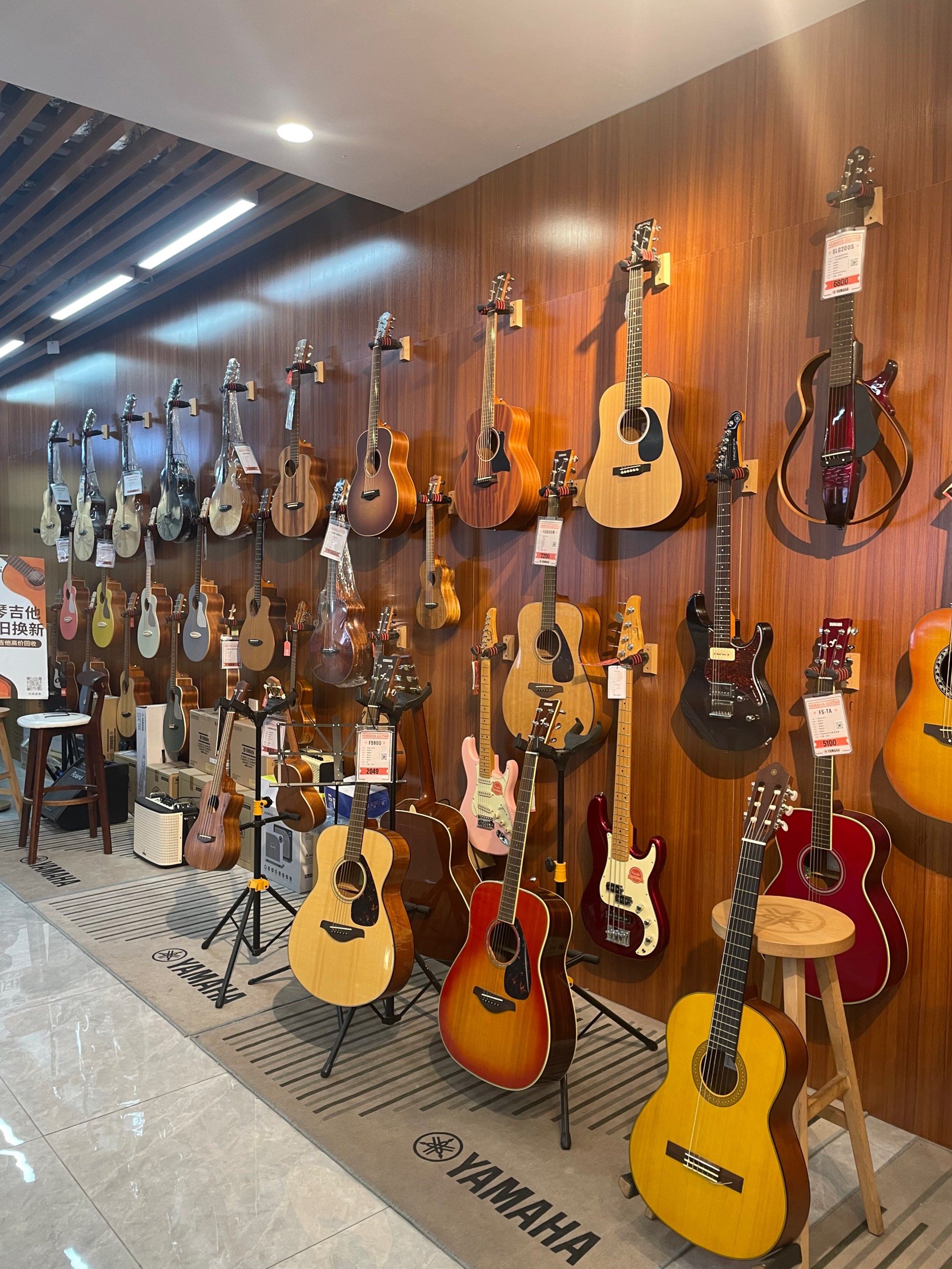 n还有乐器出租和维修\n~\n一进门就看到摆放着很多吉他🎸跟贝斯