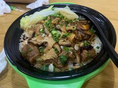 排骨滑鸡煲仔饭-老广记石磨肠粉店