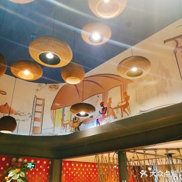 今天带小朋友们在万达二楼玩完游戏，已经是晚上8点多了