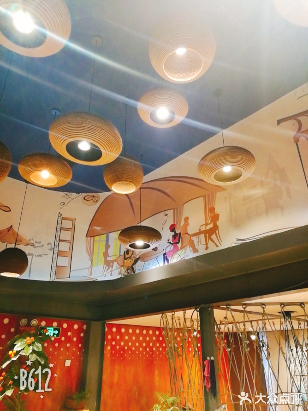 今天带小朋友们在万达二楼玩完游戏，已经是晚上8点多了