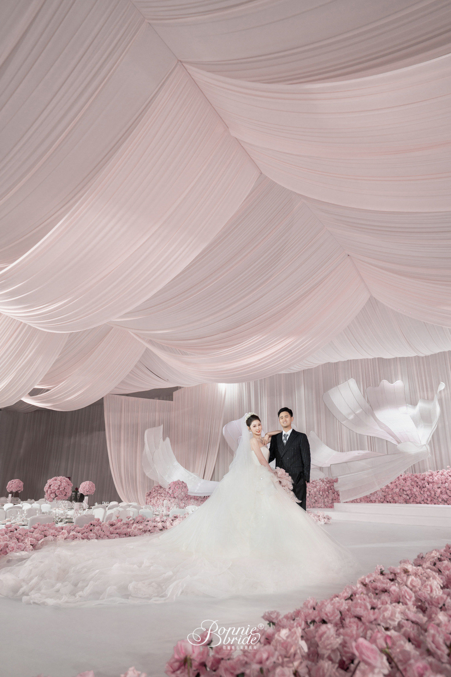 粉白渐变又带点朦胧的感觉,好仙好仙真的好喜欢哦
在这场粉色婚礼中