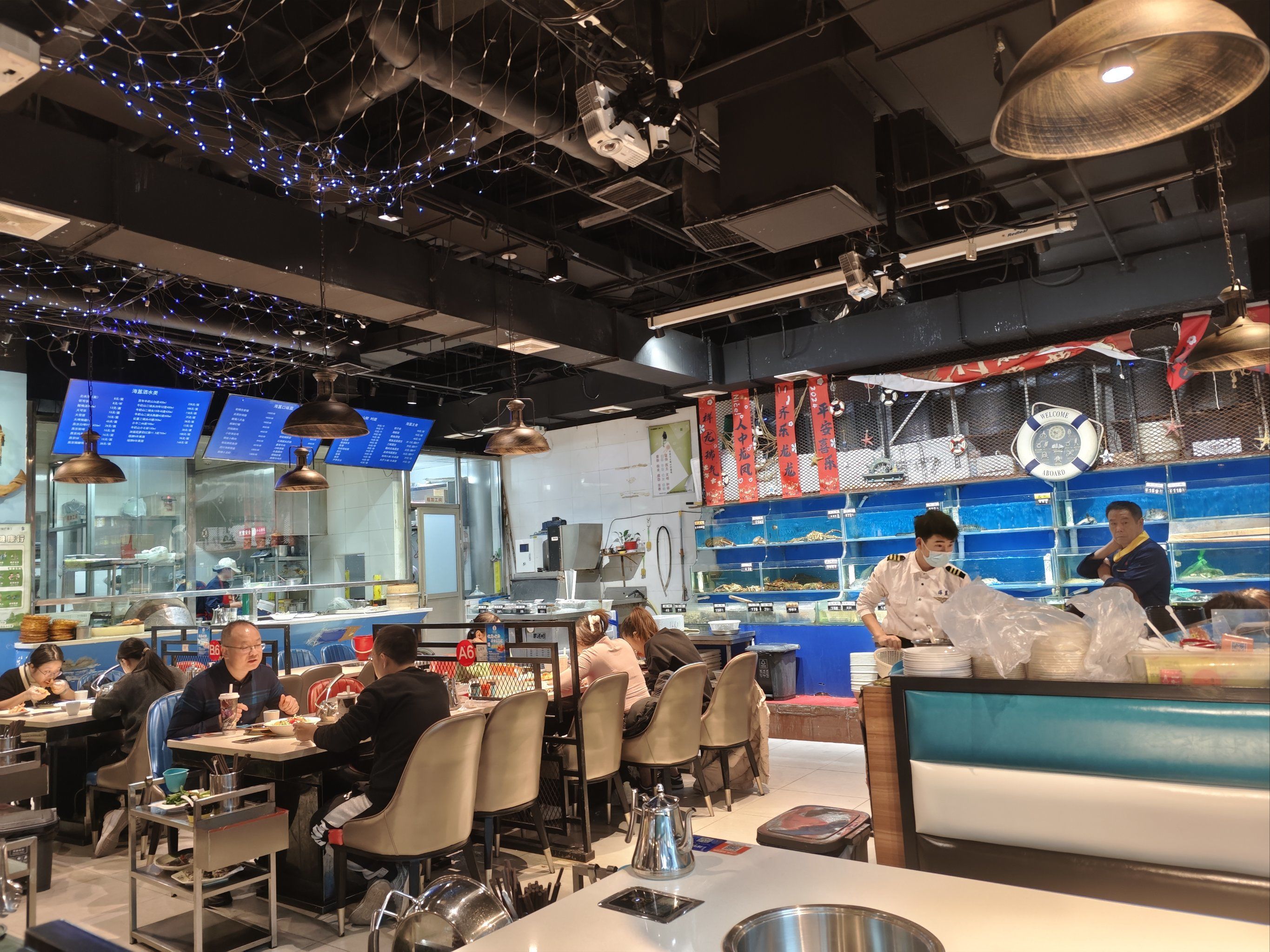 在这家海鲜店用餐体验超棒.店内环境干净