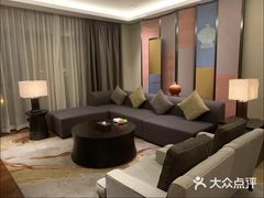 -西安大雁塔科技大学地铁站亚朵酒店