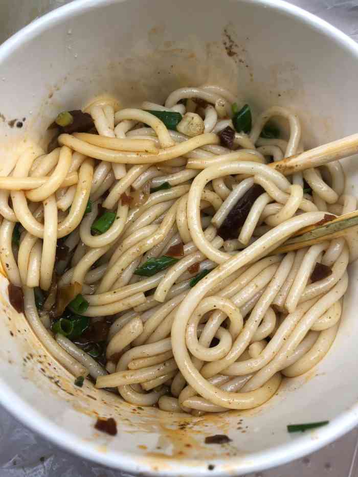 熊腊生热干面馆-"一大早路上都没什么人,穿越无人小巷一度怀.