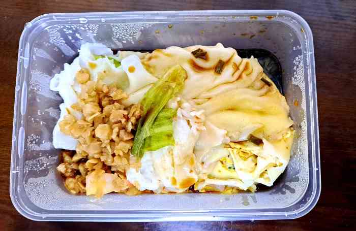 打分    /人 打包了肠粉,味道不错.店里各种潮汕调料,冷冻食品.