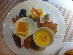 芝士蛋糕、焦糖炖蛋等甜品-粤海酒店-旋转餐厅