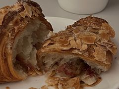 树莓杏仁羊角-OUR Bakery(三里屯太古里店)