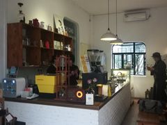 -彳亍咖啡·这里(水湾路店)