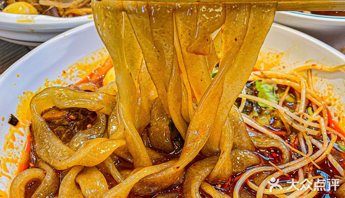人均20吃成都最地道肥肠粉！实现嗦粉自由！
