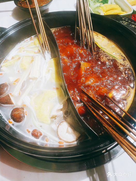 成都钢管厂五区小郡肝串串香(积玉桥店)鸳鸯锅底图片