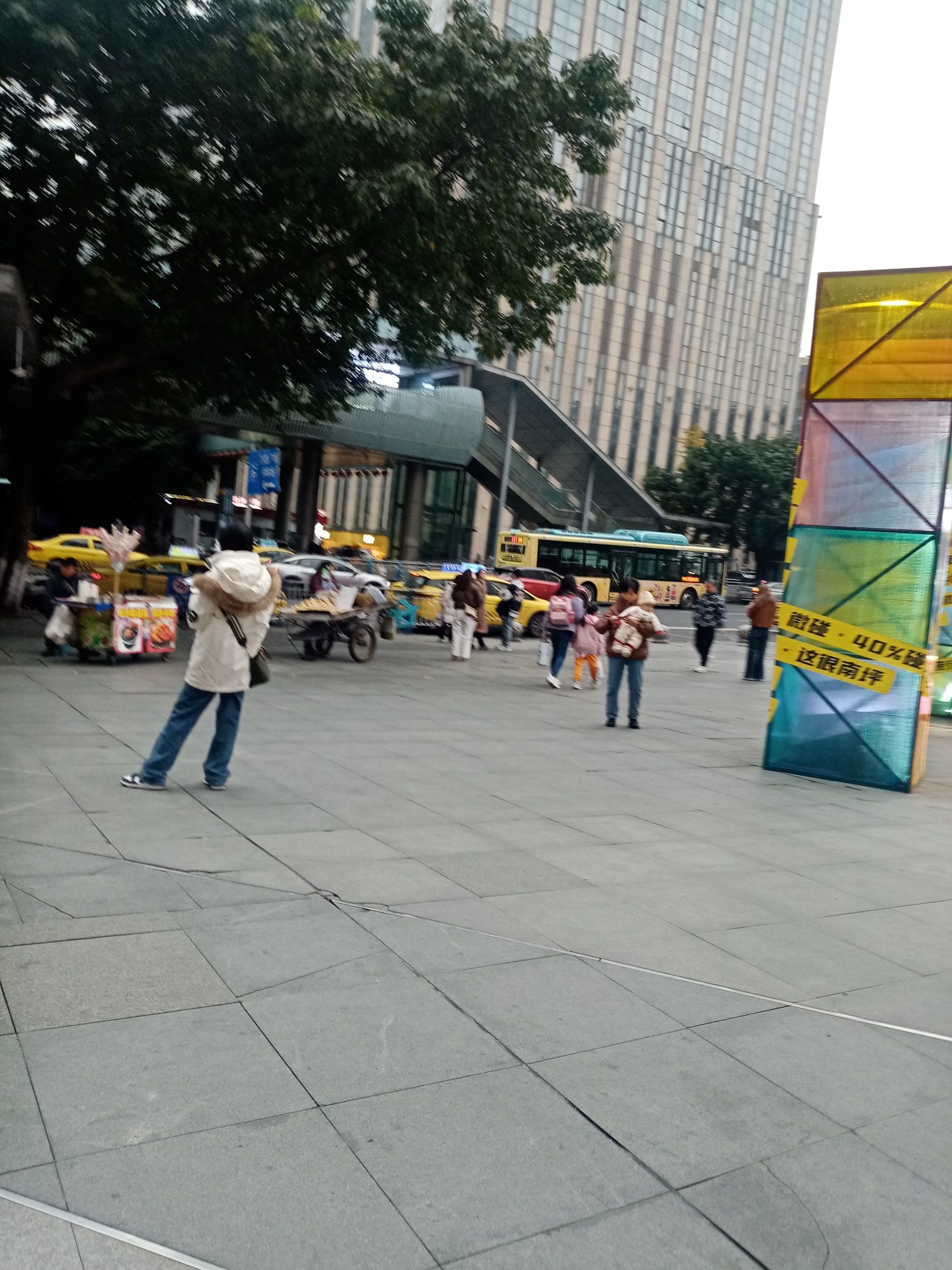 0元玩转这座城 街上行人匆匆,路边风景