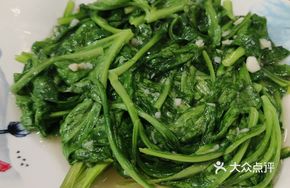 Stir-fried Large-leaf Chrysanthemum Greens