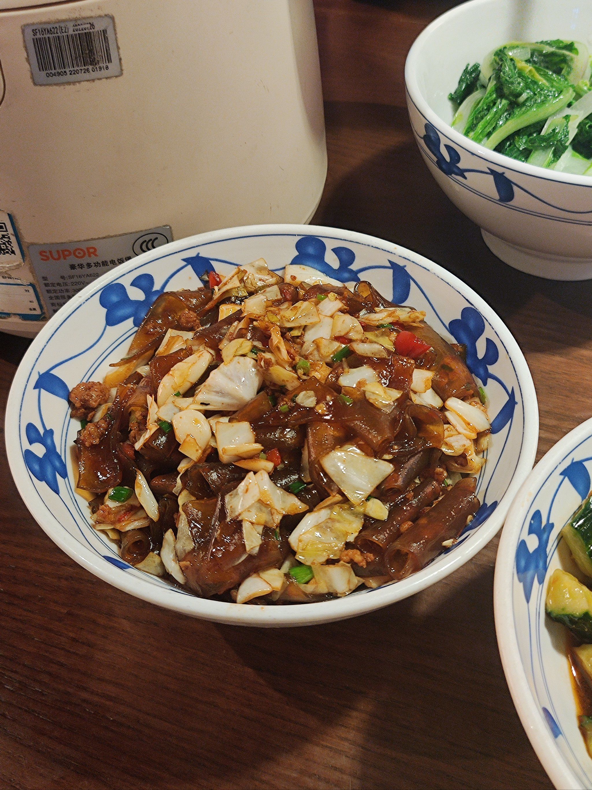 超级推荐他们家酸包菜炒粉皮 特别好吃 店