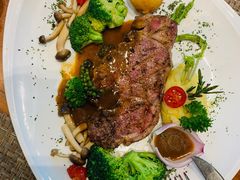 -Chom Cafe and Restaurant