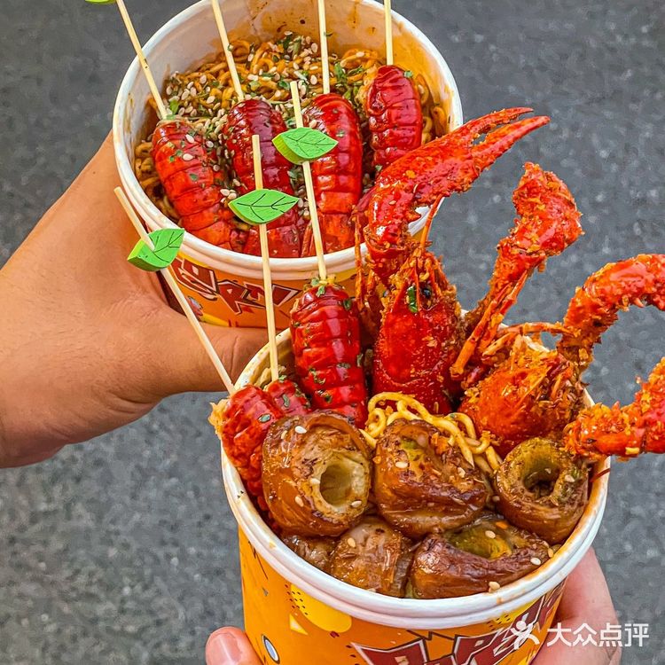 城市露营🏕️街头扒虾吃烧烤的感觉太哇塞🥰