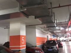 -绿地缤纷城-停车场