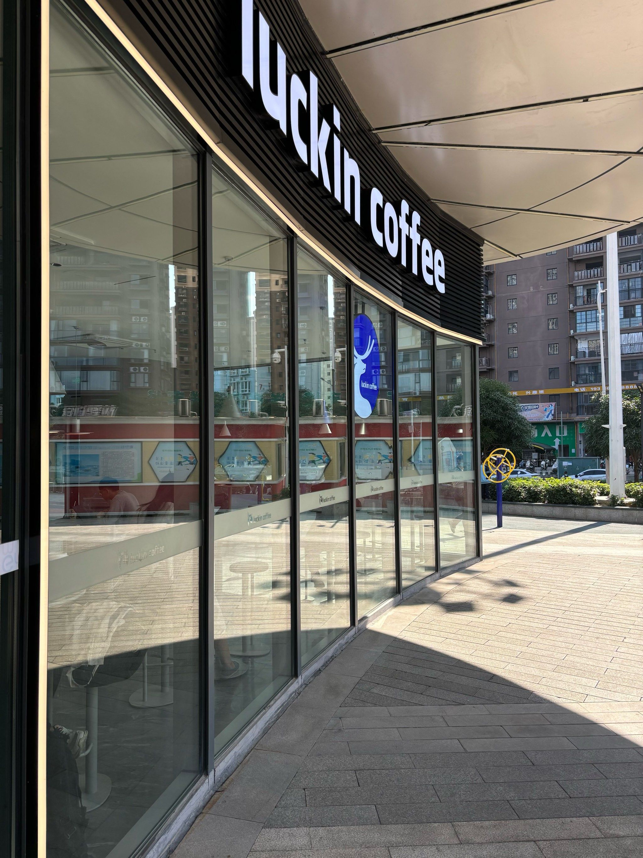 悠闲时刻,来杯luckin coffee