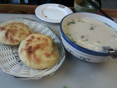 羊肉汤很白，就是不够烫。。。-虢国羊肉汤馆(政二街店)