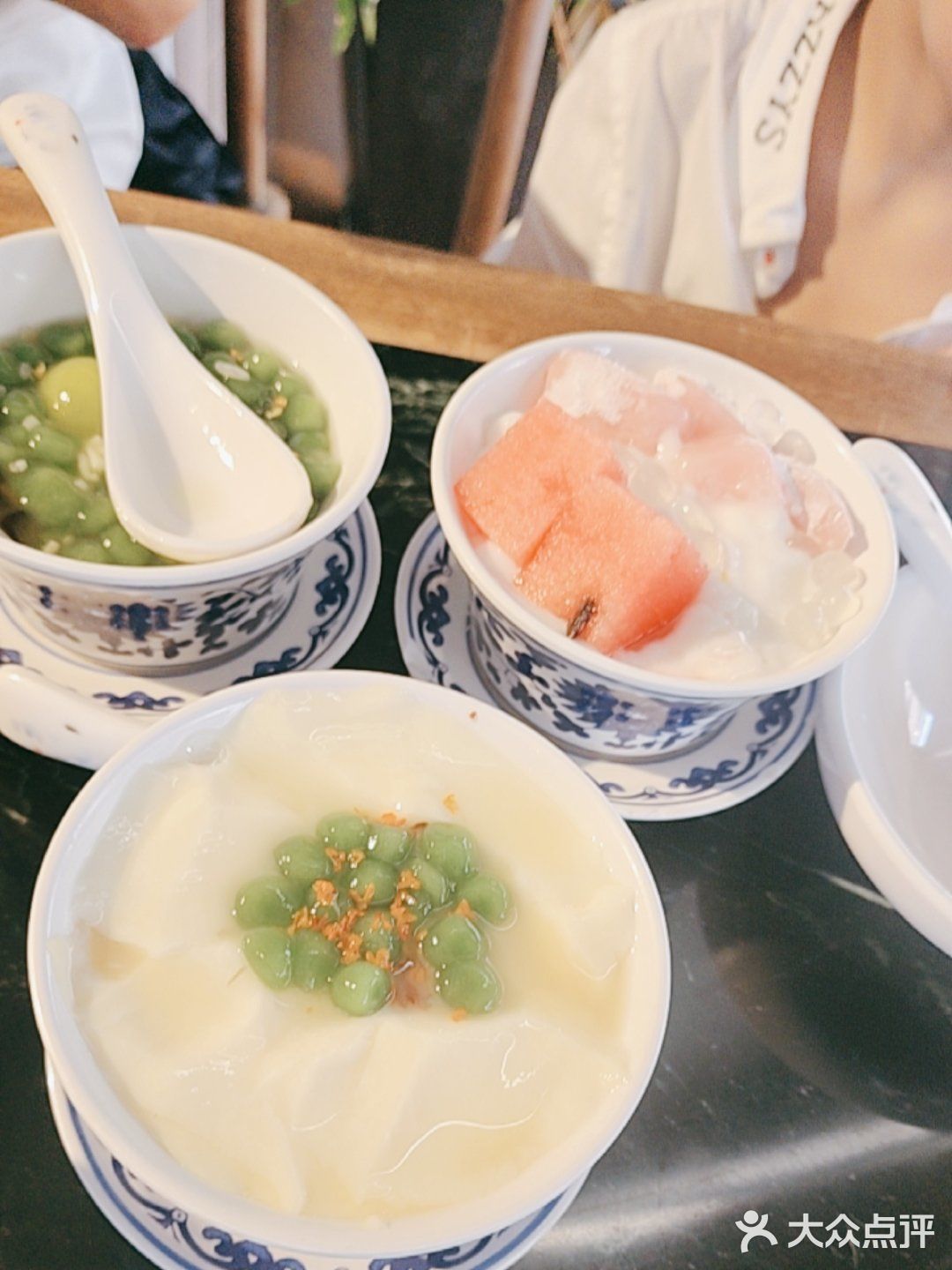 在苏州山塘街的河边感受一下苏州当地的特色菜