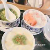 在苏州山塘街的河边感受一下苏州当地的特色菜