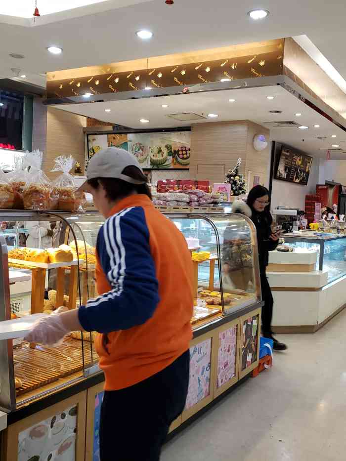 长发西饼(临顿路店)-"苏州的老点心店,生意还是不错的,尤其到了.