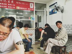 等位区-许记生煎(遵义路店)