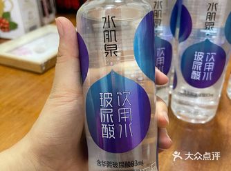 最近刷到了一条新关于玻尿酸矿泉水的新闻，玻尿酸老大华