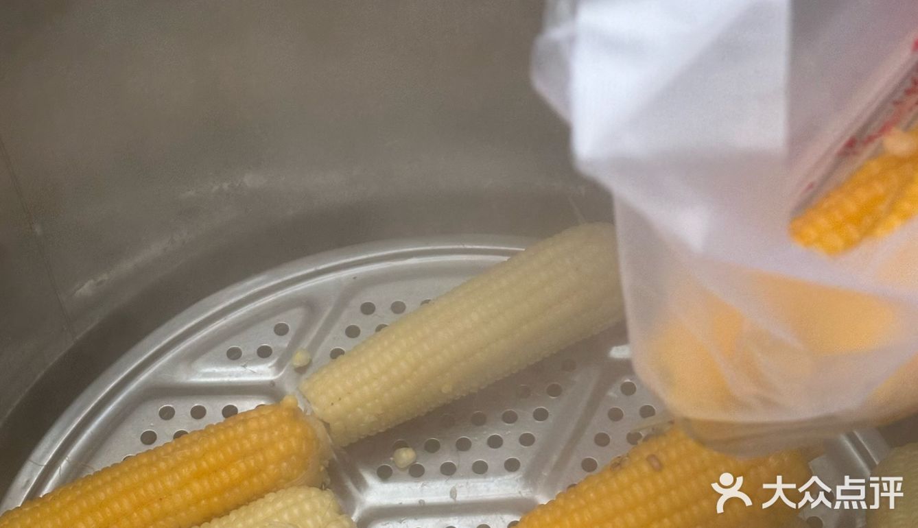 在东北早市吃热玉米!软糯香甜,立马不冷了!