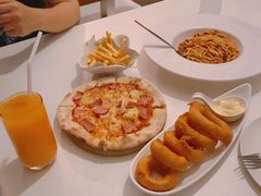 -席娜卡琳火车铁道夜市