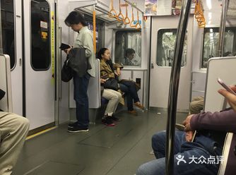 复杂但日本的各种标识非常清晰… 地铁设有有女性专用车厢