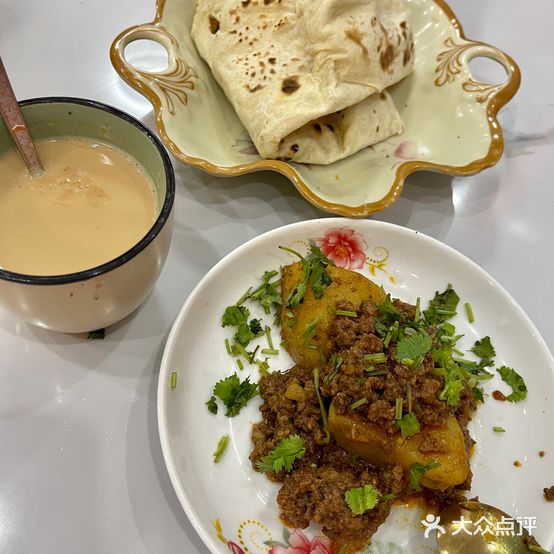 蕾春特色美食茶饭馆