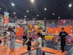 -极限Jump蹦床·新潮玩运动世界·室内乐园·团建·派对中心