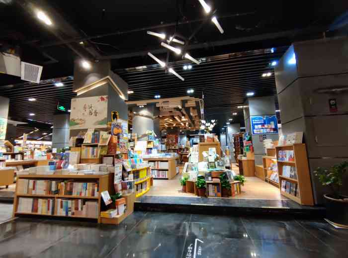 新华书店四阅书店(东湖店)-"特意坐车过来这边买书的,因为我们上的