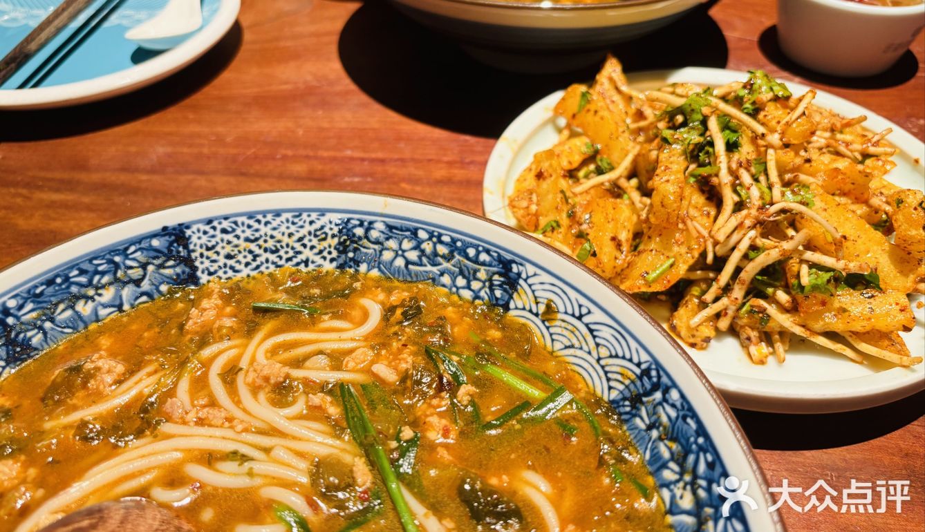 【招牌小锅米线】铜锅现煮的仪式感太绝了！