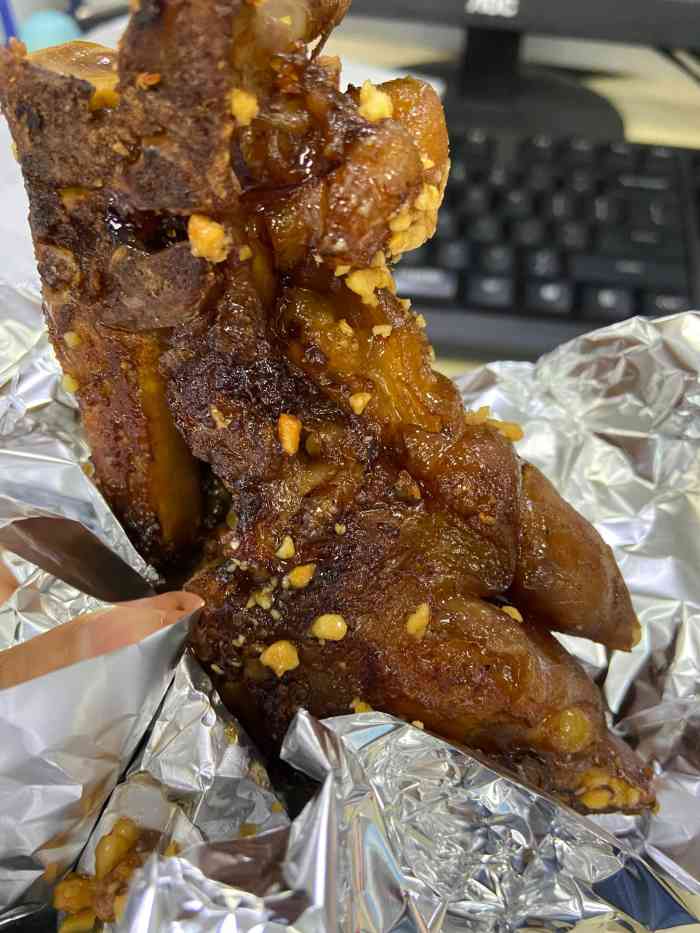 突然想吃,同时推荐了宝龙的烤猪蹄,懒得去买,外卖点了原味的烤猪蹄