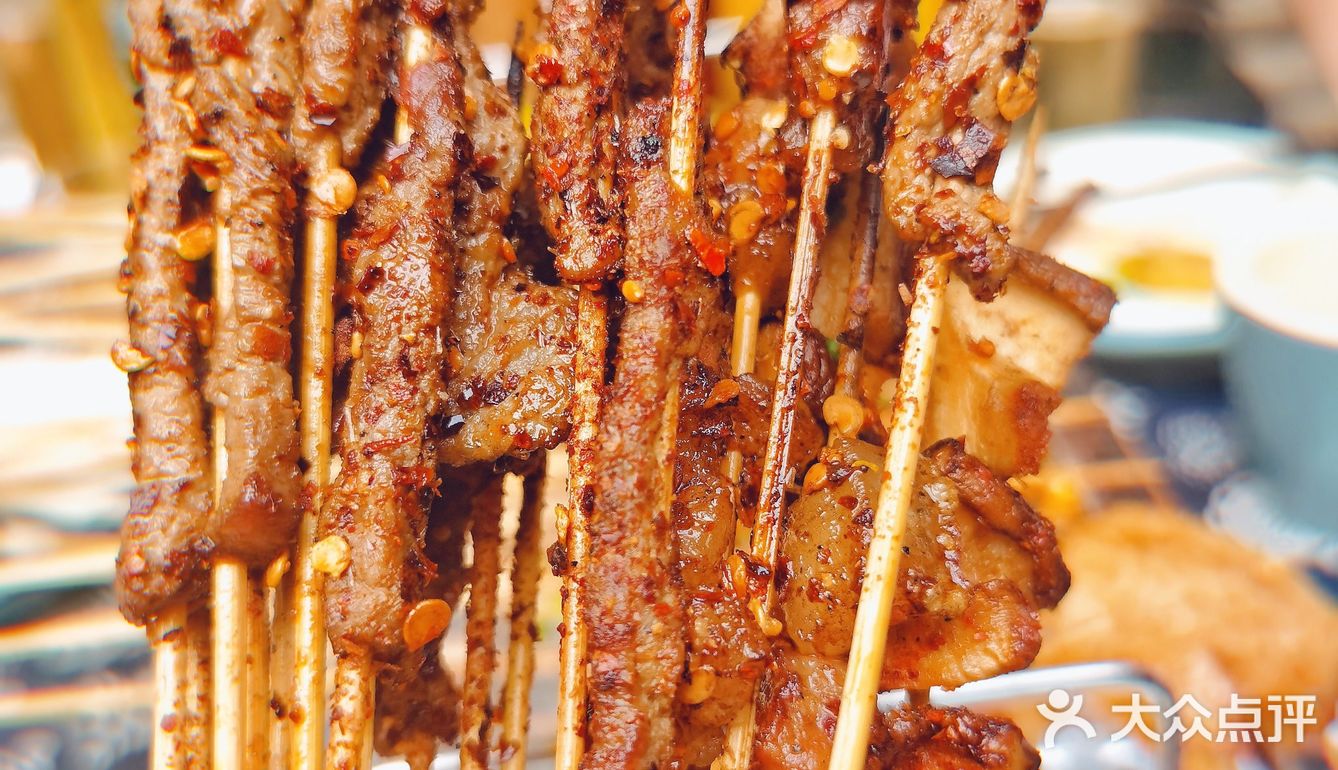 夏季的烤串与冰啤酒更配哟[调皮]