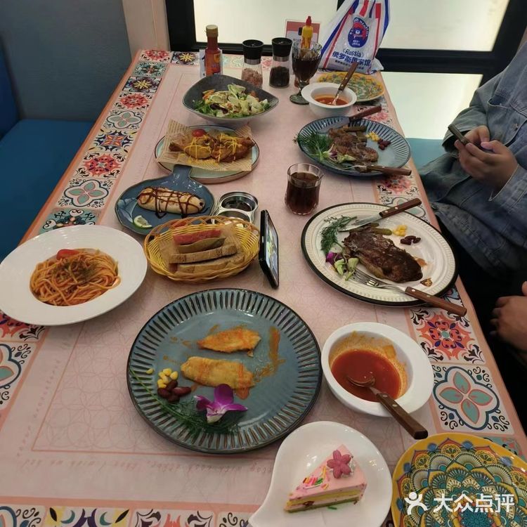 俄式罐焖牛肉，牛肉炖得十分软烂，汤汁浓郁。沙拉新鲜可口