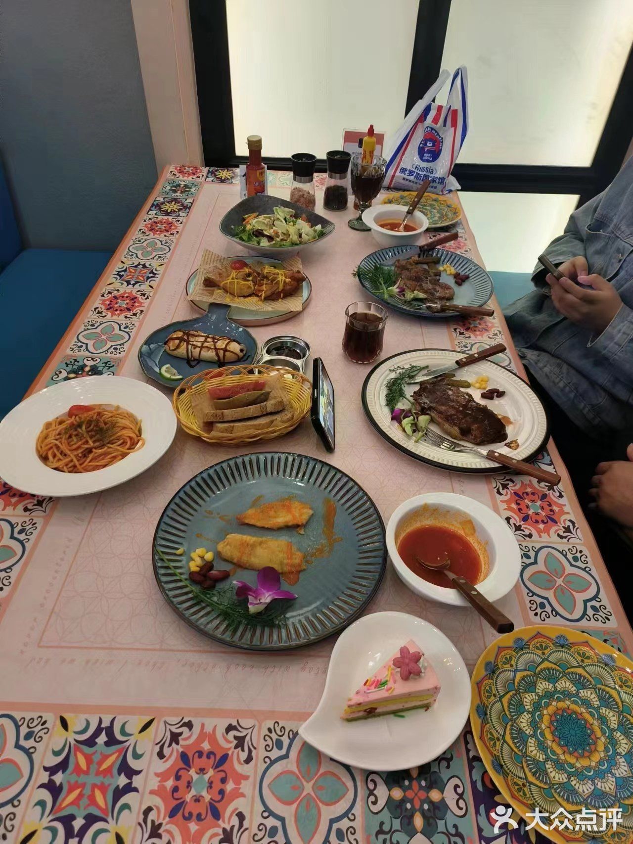 俄式罐焖牛肉，牛肉炖得十分软烂，汤汁浓郁。沙拉新鲜可口