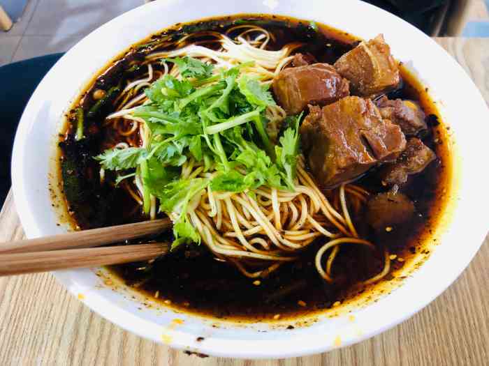 叶伟糊辣壳牛肉面(第5店)-"去麦德龙购物,正好看见停车场楼上这家店,.