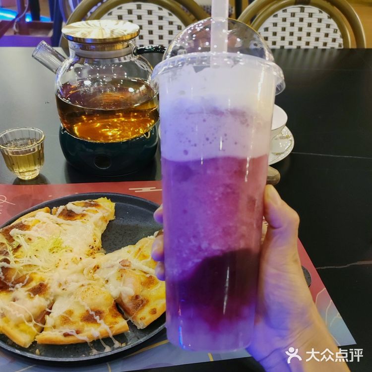 没赶上夕阳，但赶上了夜景和表演，凉爽的秋天在户外吃饭[牛排]。