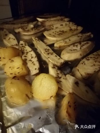 1、先把杏鲍菇洗净,切成一片一片