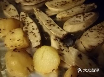 1、先把杏鲍菇洗净，切成一片一片