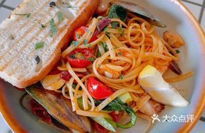 Sichuan-style Spicy Seafood Stir-fried Noodles