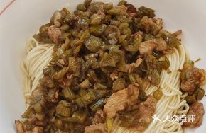 Sauce Chili Stir-Fried Pork Noodles