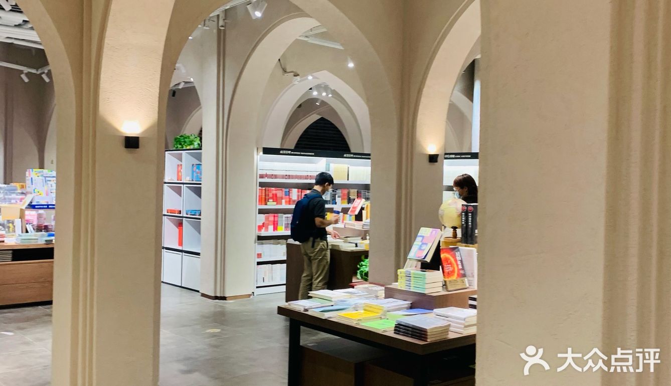 新开的前卫书店，除了贩卖热门的畅销书籍，店里还出售各